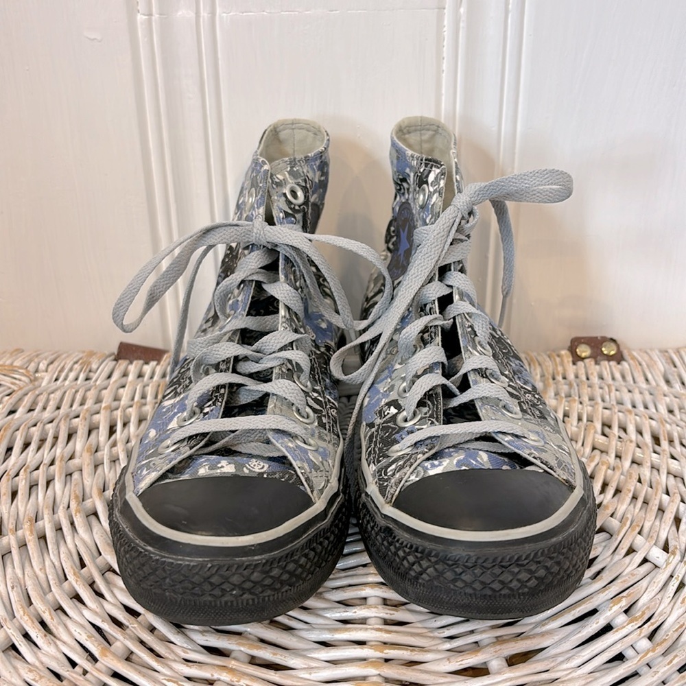 Chuck Taylor & CONVERSE shoes - Picture 2 of 7